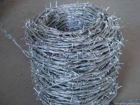 材质：采用普通热镀锌丝，上锌量一般为30--50g每平方米丝径：2.2mm刺距：15cm用途：主要用于军事设施、监狱、农场、牧场、高速公路等作为围墙用网。1、由于采用了热镀锌处理，这样刺绳的使用寿命大
